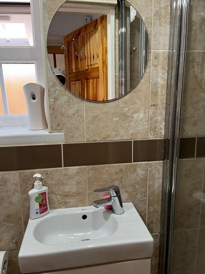 Large Double Bedroom With Free On Site Parking Kingston upon Thames  Exteriér fotografie