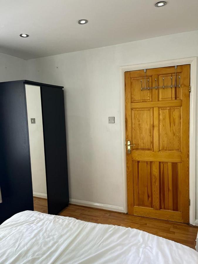 Large Double Bedroom With Free On Site Parking Kingston upon Thames  Exteriér fotografie
